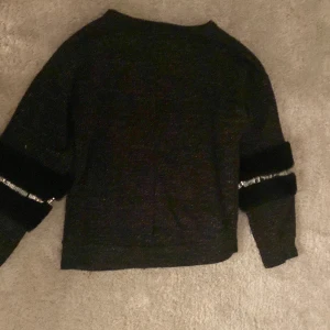 Svartbyuströja - Nu säljer jag denna superfina svarta tjocktröjan ifrån byus.Strolek ca 11-12 år🥰❤️❤️