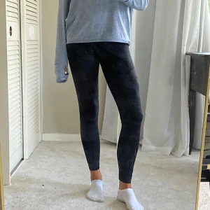 Lululemon leggings  - Snyggaste Lululemon leggingsen som jag köpte i butik i London förra året. Använda en del men är i super skick, eftertraktade och denna modell finns inte att köpa mer🩵🩵🩵 så sköna och snygga!!!