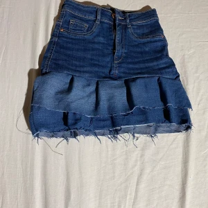 Jeanskjol - Vi har sytt kjolen själva utav ett par jeans, kjolen är i storlek XS och är högmidjad💕😌de är bara att höra av er om ni har några frågor💕💕