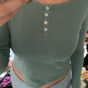 Långärmad tröja - Fin långärmad tröja från Zara med knappar! Bra kvalitet och nästan aldrig använd. Står att det är storlek S men skulle nog säga att det mer är en XS💕