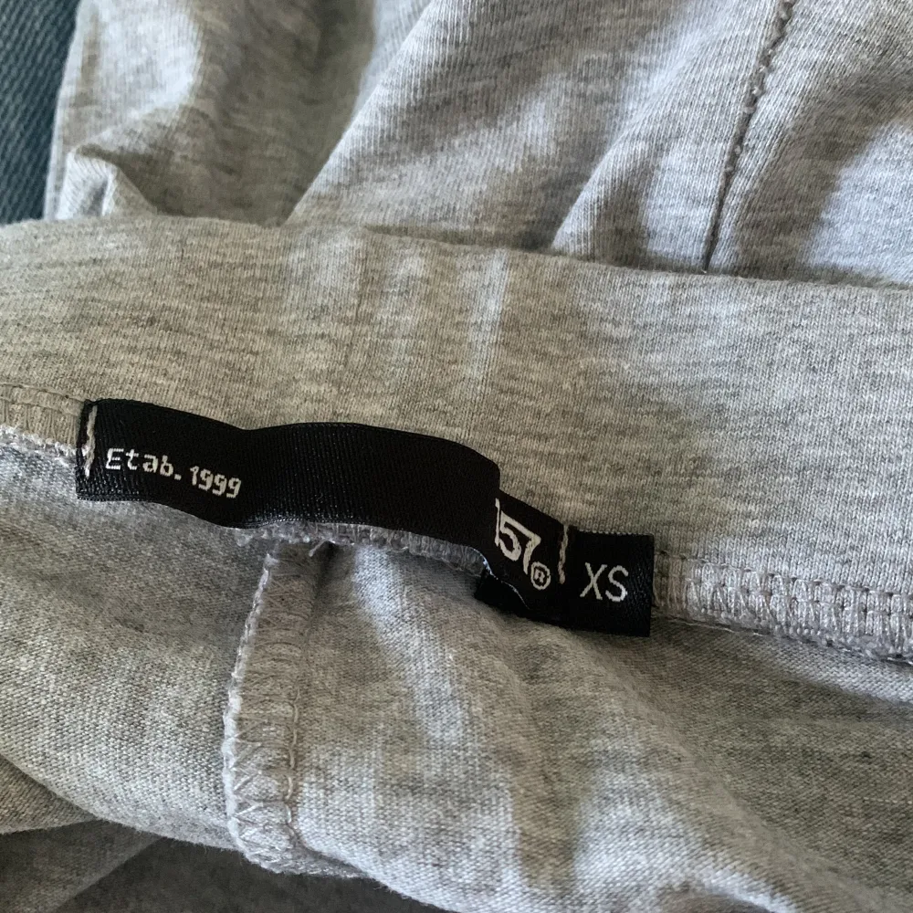 Säljer ett par grå byxor i storlek XS. De har en skön och stretchig passform med utsvängda ben, perfekt för en avslappnad stil. Byxorna är i ett mjukt material som känns bekvämt mot huden.. Jeans & Byxor.