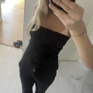 Draperad bandeau-topp - Skitsnygg topp från zara som inte säljs längre. Tyvärr sprack en liten del av  sömmen i ryggen senaste gången jag skulle testa den, inget som syns när man har på sig den dock💞säljer alltså den pga för liten 