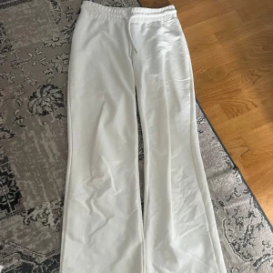 Mjukisbyxor - perfekta mjukisbyxor som inte bara e skönta utan även fina! de har en liten fläck på byxan därav priset men annars i super fint skick🙌🏽🩷 stl S