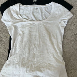 Tshirt - Säljer dessa 2 lika danna tshirtarna från lager 157 som är uringade