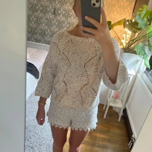Super fin stickad/ virkad tröja  - Säljer min stickade/ virkade tröja från Lindex med tre kvarts ärmar. Köpte för 499 i våras. Använd fåtal gånger 