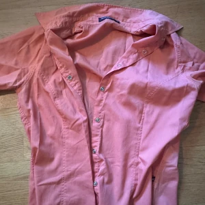 Aprikosfärgad kortärmad skjorta🩷 - Nyakick. Skriv vid fler bilder eller intresse🩷