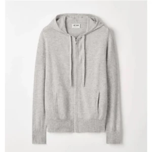 soft goat - säljer min så fina soft goat kofta, finns ett litet hål i ena armen men inget som syns när man har på sig den. Passar verkligen till allt o j så skön!❤️