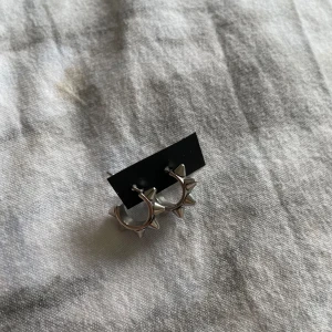 Örhängen  - Säljer dessa jätte fina örhängen från Edblad 💕säljer för att använder inte silver mera 💕dessa är dom nya använda några gånger 💕