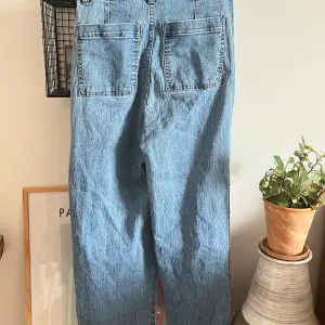 Jeans med hög midja och bakfickor.  70talsinspirerade. Storlek 34, stretch. 