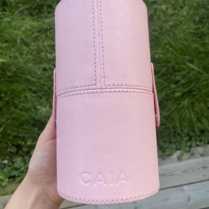 Caia sminkborste-hållare - Perfekt att ha sminkborstar i när man reser eller till vardags. Skick 10/10❣️ Finns en ny annons med denna uppe med fri frakt!