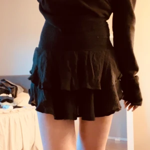 Volangkjol - Söt volangkjol i svart passar xs-M