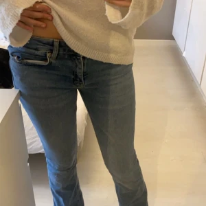 Blå jeans - Säljer ett par snygga blå jeans med en klassisk look. De har en bekväm passform och är perfekta för vardagsbruk. Jeansen har en dragkedja och knappar framtill.🩷
