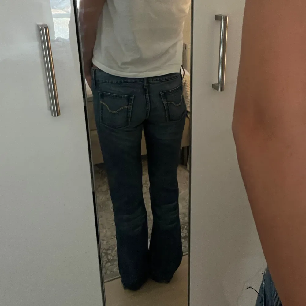 Supersnygga jeans! Bra skick, köpta secondhand, står inget märke men påminner väldigt mycket om diesel jeans. Inga defekter. Är 170 cm lång  Mått: midja 39cm, innerbenslängd 88cm. Jeans & Byxor.