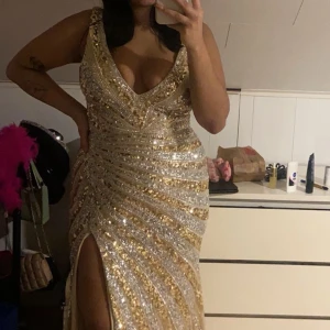 Balklänning - Säljer nu min fina fina balklänning som jag hade i iår. Kunde inte ha valt en bättre klänning, satt som en smäck och fick så så många komplimanger om den. Endast använd en gång och har inga defekter eller fläckar. Är 163 och hade 12cm långa klackar. Nypris ca 1500kr