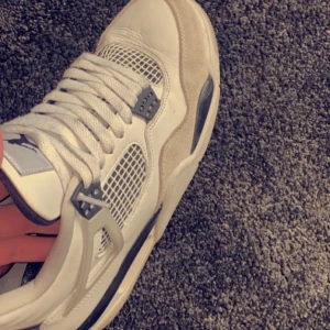 Air Jordans 4 Military Black  - Säljer nu mina  Air Jordans 4, 6/10 skick köpta på StockX, skriv för mer info