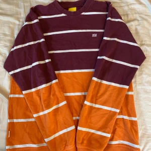 Randig tröja från Rotation - Långärmad sweatshirt i fint skick från Rotation. Sitter som M/L. Tveka inte att höra av dig om du har frågor eller vill ha fler bilder!