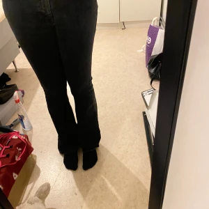 Svarta low waist bootcut jeans  - Jätte fina jeans från gina tricot, är 1.70 och passar jättebra 