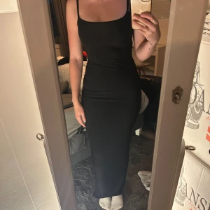 Bodycon dress - Tajt lång klänning, stretchigt material. Jag är 169 och den går ner till fötterna