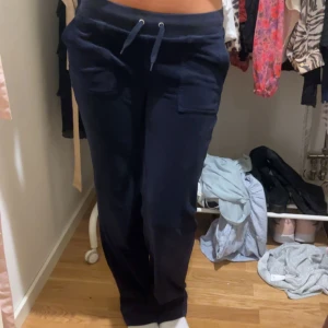 Juicy couture byxor  - skitsnygga juicy byxor i färgen Night sky/mörkblå. Storlek Xxs men passar både xs och s. Pris går att diskutera!