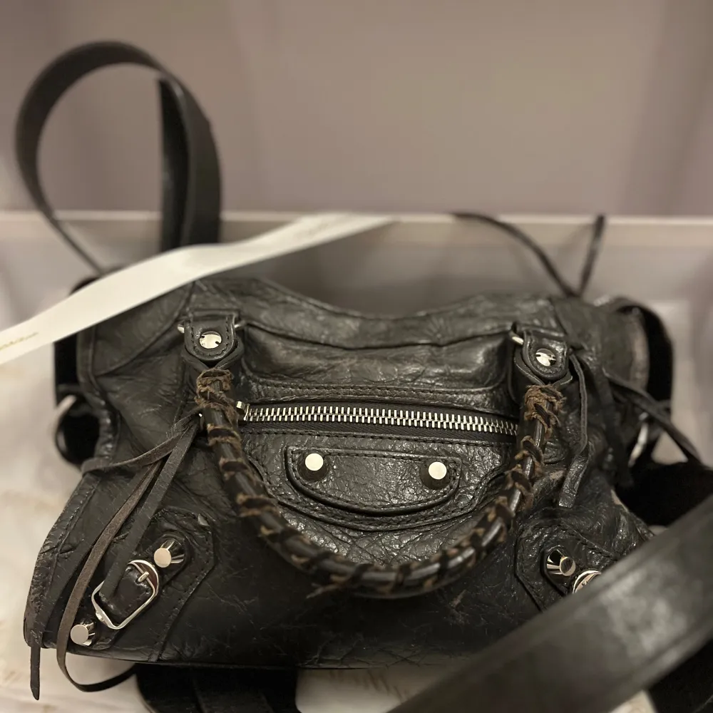 Säljer min älskade Balenciaga mini city bag!  Väskans läder är lite skadat men inget som märks. Äktahetsbevis finns! Nypris cirka 12000kr. Skriv om interesserad! Kan mötas upp eller frakta💕 . Väskor.