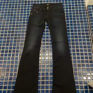 Lowwaist bootcut jeans - Säljer dessa super fina jeans från Hudson som är köpta här på Plick❤️ aldrig använda av mig då dom tyvärr är förstora❤️ skriv om ni vill ha fler bilder eller mått