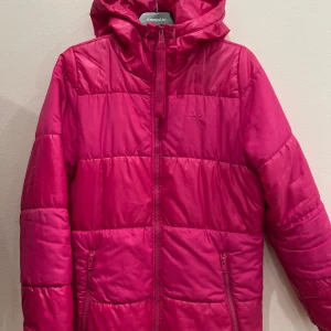 Adidas vinterjacka - Mycket bra skick, går ej ner i pris