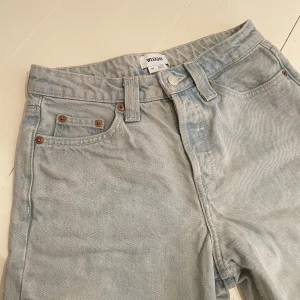 Jorts från Weekday - Säljer dessa coola jorts från Weekday, på grund av att de inte passar längre. De är i ett väldigt bra skick och är använda ett fåtal gånger!💞 Jortsen har en väldigt ljus och fin blå färg.💕💕   Kan diskutera priset! Skriv för frågor💞