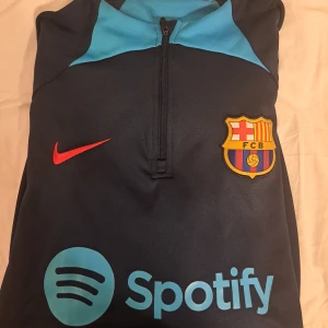 Barca tröja - 10/10 skick säljer pga den var alldeles för stor för mig.