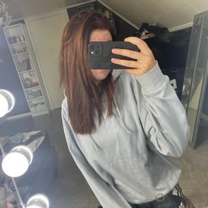 Grå hoodie - Säljer en ljusblå hoodie ifrån lager 157 i stl S, den är lite nopprig men kan fixas innan jag skickar iväg den:) även ena snöret har plasten stäppt