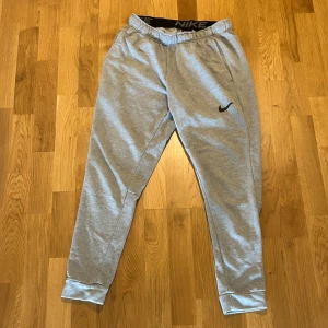 Nike sweatpants  - Ett par feta nike sweatpants som jag upptäckte i min garderob, Con 7/10 kontakta om intresserad .