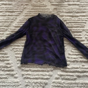 Jättesött topp - Säljer denna jättesöta ”genomskinliga”  topp från hm i färgerna svart och lila 💜 Tröjan kommer med ett linne som jag tagit bort men det syns knappt! ( linnet ingår i köpet)💓