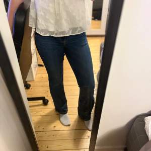 Fina mörkblåa bootcutjeans från JDY i strlk 26/32. Bra skick! Skriv vid frågor💕