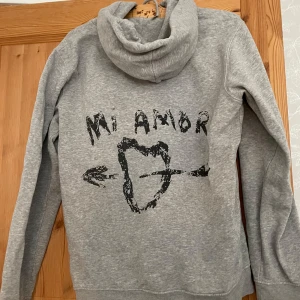 Mi Amor hoodie - Säljer nu min Mira Paris hoodie då den inte kommer till användning, fin att exempelvis ge bort i julklapp. Bara använd ett fåtal gånger köpt för 1500kr äkta såklart. Skriv om ni har några funderingar. Pris kan diskuteras 