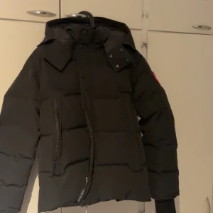 Canada Goose Wyndham jacka - Oanvänd canada Goose wyndham storlek S, ej äkta däremot hög kavite. Priset diskuteras vid snabb affär. 