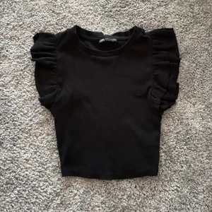 Volangtopp - Svart Volangtopp från Zara i storlek S! Väl använd, men i ett mycket gott skick!