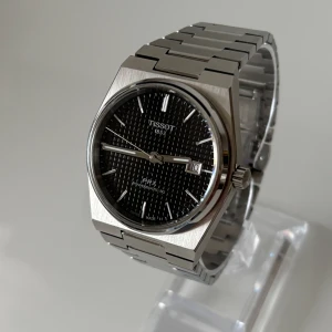 Tissot PRX Powermatic 80 - • Modell: Tissot PRX Powermatic 80 • Storlek: 40mm • Referens: T1374071105100 • År: 2024 • Skick: Mycket Bra • Medföljer: Fullset