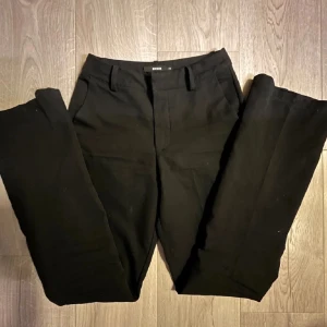 Bikbok kostymbyxor - Säljer ett par kostymbyxor med diskreta fickor, då de har blivit för korta. Bra skick på byxorna inga typer av fläckar på de. Byxorna är i storlek 34. Nypris är 499 men säljer för endast 200 pris kan även diskuteras lite grann.