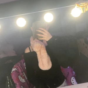 Mjuk rosa halsduk - Säljer en supermjuk och fluffig rosa halsduk som är perfekt för att hålla sig varm under kyliga dagar. Den har en fin, ljusrosa färg och känns riktigt lyxig mot huden. Perfekt accessoar för både höst och vinter! 🧣💖