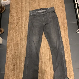 Riktigt snygga replay jeans  - Säljer ett par Replay jeans i modellen Thad. Färgen är gråsvart, vilket ger en modern och stilren look. Jeansmodellen Thad är känd för sin bekväma passform och tidlösa design. Perfekta för både vardagsbruk och mer avslappnade tillfällen. Mycket hög kvalitet och hållbarhet som Replay är känt för. Kontakta vid frågor/intresse😊