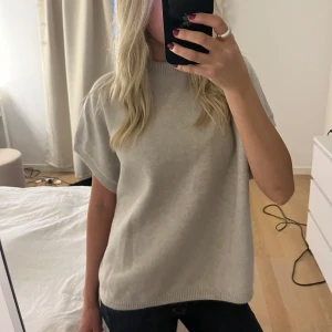 Beige stickad tröja - Säljer denna tröja från Kappahl! Storlek m men passar mindre också. Använd fåtal ggr, fint skick😊har vikt ner kragen på bilderna! Skriv för frågor eller fler bilder💕