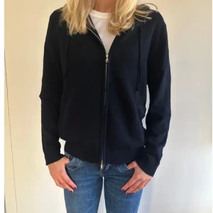 Rovoir zip hoodie  - Säljer min zip hoodie i 100% cashmere pga av att jag inte har någon användning av den. Tröjan har användts några gånger, men är i toppskick. Tröjan går längre inte att få tag på. Kom gärna med prisförslag.