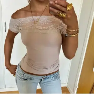 En jättesöt populär beige off shoulder topp med spets! Den är ifrån hm men jag köpte den här på plick, därav är de första bilderna lånade💓 Den har tyvärr ett litet hål i ärmen (se bild 3) men annars inga defekter! Skriv om du undrar något💕💋