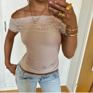 Beige offshoulder topp med spets💞 - En jättesöt populär beige off shoulder topp med spets! Den är ifrån hm men jag köpte den här på plick, därav är de första bilderna lånade💓 Den har tyvärr ett litet hål i ärmen (se bild 3) men annars inga defekter! Skriv om du undrar något💕💋