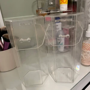 Transparenta sminkborstar förvaring, 25kr st - Två transparenta sminkborstar förvaring i plast, perfekta för att organisera smink eller småsaker på ditt sminkbord. De har en enkel och stilren design med en sexkantig form och är lätta att rengöra. Passar bra i badrum eller på sminkbordet för att hålla ordning och reda.