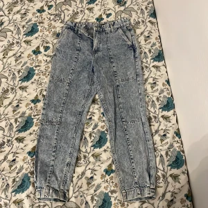 Acid wash jeans från Amisu - Säljer ett par snygga acid wash jeans från Amisu i storlek EU 34. De har en cool vintage look med en loose passform och hög midja. Perfekta för en avslappnad stil! 🖤