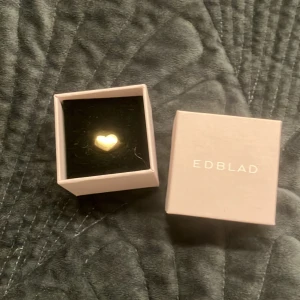 hjärtring från Edblad - Säljer denna jätte gulliga ring från Edblad! Säljer för att den är lite för liten.
