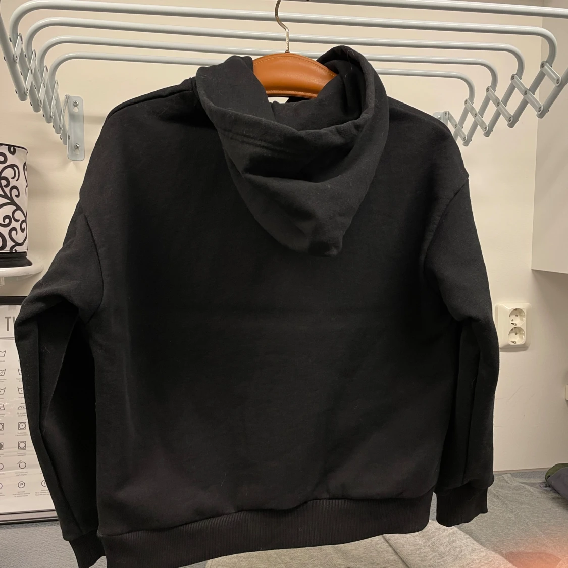 Svart hoodie från Classified - 90