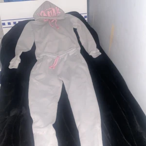 Syna world - Säljer en grå och rosa Syna world Tracksuit eftersom att den inte kommer till användning. Fick den som present runt september och är nästan inte ens använt. Superbekväm och jätte skön inför vintern nu. Vid minsta intresse är det bara att meddela!