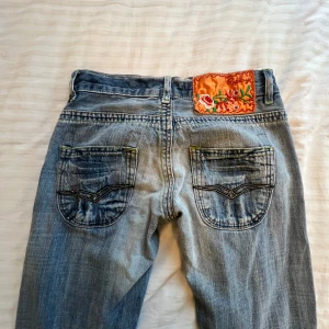 Replay jeans low waist bootcut  - Så snygga Lågmidjade utsvängda ljusblå jeans från replay i bra skick! På lappen står det att det är storlek 27 jag skulle uppskatta det som XS typ❣️                                                     Midjemått: 36,5 cm, innerbenslängd: 76,5 cm, ytterbenslängd: 98 cm, grenmått: 18 cm❣️