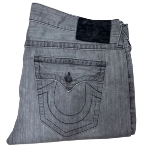 True Religion jeans - True Religion jeans Straight fit. W42 [Ytterbenslängd 118cm] [Innerbenslängd 89cm] [Midja 58cm] [Benöppning 26cm]